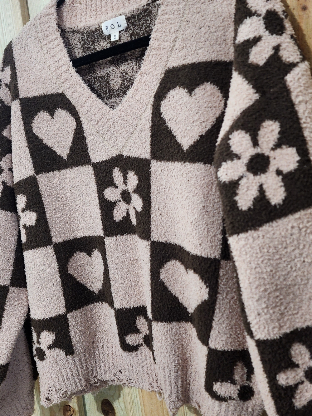 POL Checkerboard Heart & Flower V-Neck Sweater - Picture 9 of 10